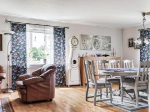 Posezení v ubytování Holiday Home Enerhögen Flädern by Interhome