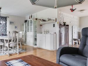 Posezení v ubytování Holiday Home Enerhögen Flädern by Interhome