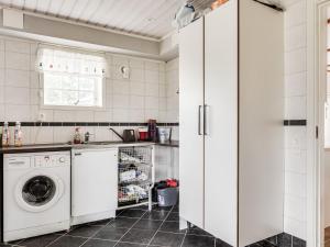 Kuchyň nebo kuchyňský kout v ubytování Holiday Home Enerhögen Flädern by Interhome