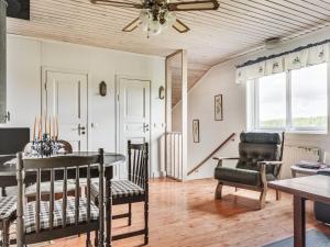 Posezení v ubytování Holiday Home Enerhögen Flädern by Interhome