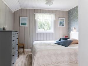 una camera con un grande letto e una finestra di Holiday Home Gapern - VMD044 by Interhome a Killstad