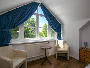 een slaapkamer met een raam, 2 stoelen en een tafel bij Holiday Home Losentitz by Interhome in Losentitz