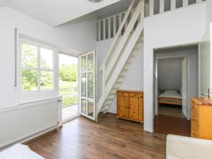 een kamer met een trap en een slaapkamer bij Holiday Home Losentitz by Interhome in Losentitz