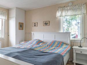 um quarto com uma cama e uma janela em Chalet Uskeboda - VML215 by Interhome em Nora