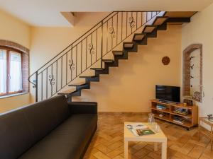 sala de estar con sofá y escalera en Holiday Home Vince - DOX200 by Interhome, en Dorio