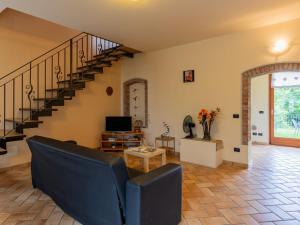 salon z kanapą i schodami w obiekcie Holiday Home Vince - DOX200 by Interhome w mieście Dorio