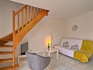 sypialnia z łóżkiem i schodami w obiekcie Holiday Home La Criée by Interhome w mieście La Turballe