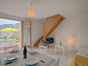 ein Wohnzimmer mit einem Tisch und einem Esszimmer in der Unterkunft Holiday Home La Criée by Interhome in La Turballe