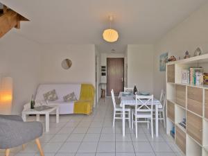 Pokój z łóżkiem, stołem i krzesłami w obiekcie Holiday Home La Criée by Interhome w mieście La Turballe