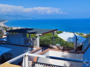 Elle comprend un balcon offrant une vue sur l'océan. dans l'établissement Pino Marino, à San Felice Circeo