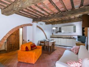 uma sala de estar com um sofá e uma mesa em Apartment Pisa by Interhome em Casa Montacuto