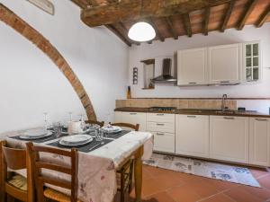 uma cozinha com mesa e cadeiras num quarto em Apartment Pisa by Interhome em Casa Montacuto