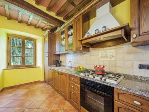 Kuchyň nebo kuchyňský kout v ubytování Holiday Home Sara by Interhome