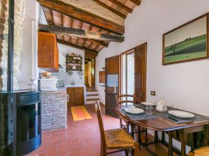 een keuken en eetkamer met een tafel en stoelen bij Apartment Joie by Interhome in Casa Montacuto