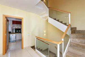 een trap in een huis met een keuken bij An excellent double room close to the UDG University in Girona