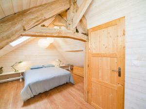 1 dormitorio con cama y techo de madera en Holiday Home La petite maison blanche by Interhome, en Chissay-en-Touraine