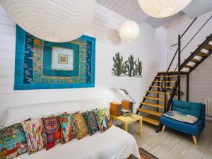um quarto com uma cama e uma cadeira azul em Holiday Home La petite maison blanche by Interhome em Chissay-en-Touraine