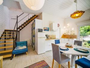 cocina y comedor con mesa y sillas en Holiday Home La petite maison blanche by Interhome, en Chissay-en-Touraine