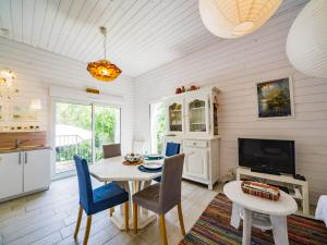 cocina y comedor con mesa y sillas en Holiday Home La petite maison blanche by Interhome, en Chissay-en-Touraine