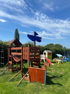 um parque com parque infantil com equipamento de brincar em Agroturystyka Gardna Wielka em Gardna Wielka