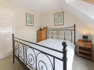- une chambre avec un lit noir et une commode en bois dans l'établissement Apartment Tivoli Gardens-1 by Interhome, à Bredene