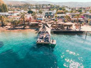 una barca in acqua accanto a una spiaggia di Elista Hotel & Spa a Golturkbuku