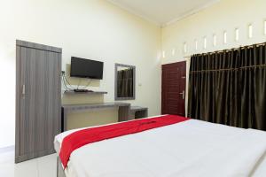 Ένα ή περισσότερα κρεβάτια σε δωμάτιο στο RedDoorz At Pariban Homestay Parbaba
