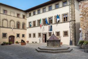 a courtyard with a fountain in front of a building at Pent House Duplex in San Donato in Poggio