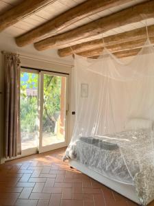 Schlafzimmer mit einem Bett mit Moskitonetz in der Unterkunft Island Sunset House in Sulzano