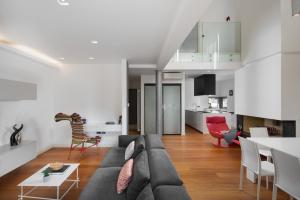 un soggiorno con un divano grigio e un tavolo di Villa Valsavia, apartment Valsavia with pool and SPA a Rovigno (Rovinj)