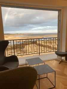 - un salon avec une grande fenêtre donnant sur la plage dans l'établissement Villa Ster et Mer, à Plobannalec-Lesconil