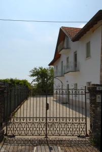 una puerta de hierro delante de una casa en Le Case di Elena - Gignese, en Gignese