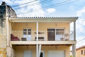 a facade of a house with a balcony at Le Long du Fleuve - Appt avec balcon vue fleuve in Saint-André-de-Cubzac