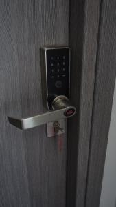 a door with a key in a door handle at Szewczenki 3 in Olsztyn