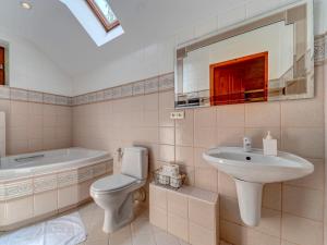 a bathroom with a sink and a toilet and a bath tub at Holiday Home Zameczek Falsztyn by Interhome in Falsztyn