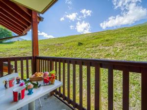 Μπαλκόνι ή βεράντα στο Apartment Les Alpages du Corbier-1 by Interhome