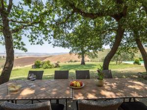 a picnic table with a bowl of fruit on it at Villa Casa Frati by Interhome in Castiglione dʼOrcia