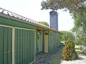 RottにあるHoliday Home Wiesenhütte by Interhomeの煙突付緑家