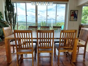 ein Esszimmer mit einem Tisch, Stühlen und einem Fenster in der Unterkunft Villa Carinthia by Interhome in Köstenberg