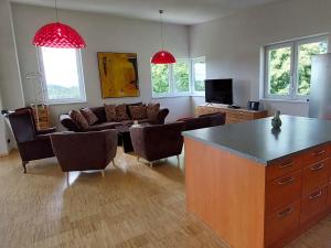 una sala de estar con un sofá y una mesa en Villa Carinthia by Interhome, en Köstenberg