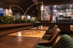 ein Restaurant mit zwei Tischen und einer Bar in der Unterkunft Hotel Bom in Burgh Haamstede