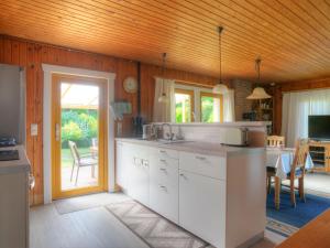 Dapur atau dapur kecil di Holiday Home Rosenhütte by Interhome