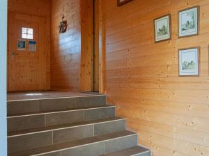 una camera con scale in una parete di legno di Chalet Chalet Arvine by Interhome a Nendaz