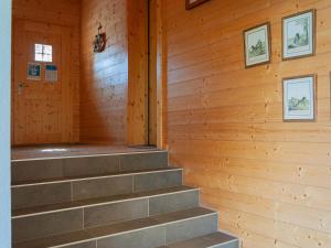 Zimmer mit einer Holztreppe und einer Treppe in der Unterkunft Chalet Chalet Arvine by Interhome in Nendaz