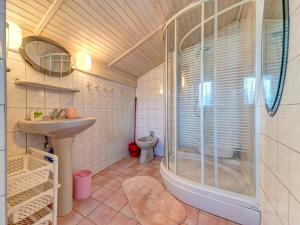 een badkamer met een douche, een wastafel en een toilet bij Holiday Home Bierna by Interhome in Bierna