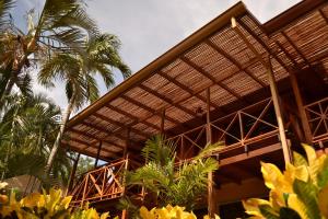 Um jardim no exterior de Hotel Arco Iris
