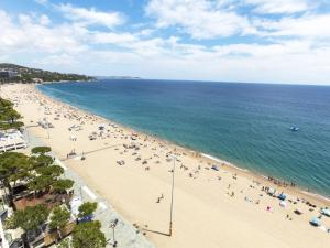 een strand met veel mensen en de oceaan bij Apartment Groc by Interhome in Platja  d'Aro