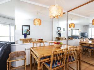 een eetkamer met een tafel en stoelen bij Apartment Groc by Interhome in Platja  d'Aro