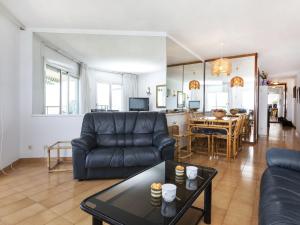 een woonkamer met een bank en een tafel bij Apartment Groc by Interhome in Platja  d'Aro