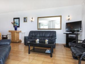 een woonkamer met een bank en een tafel bij Apartment Groc by Interhome in Platja  d'Aro +13 foto's